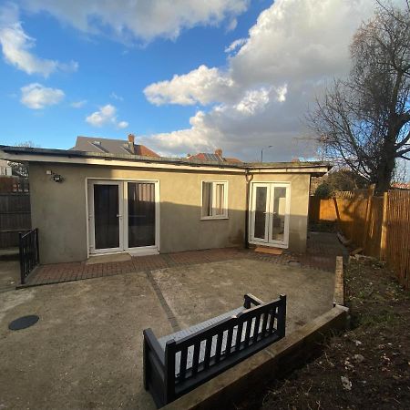 Private House With Free Park For Group Near Wembley Station Villa London Bagian luar foto