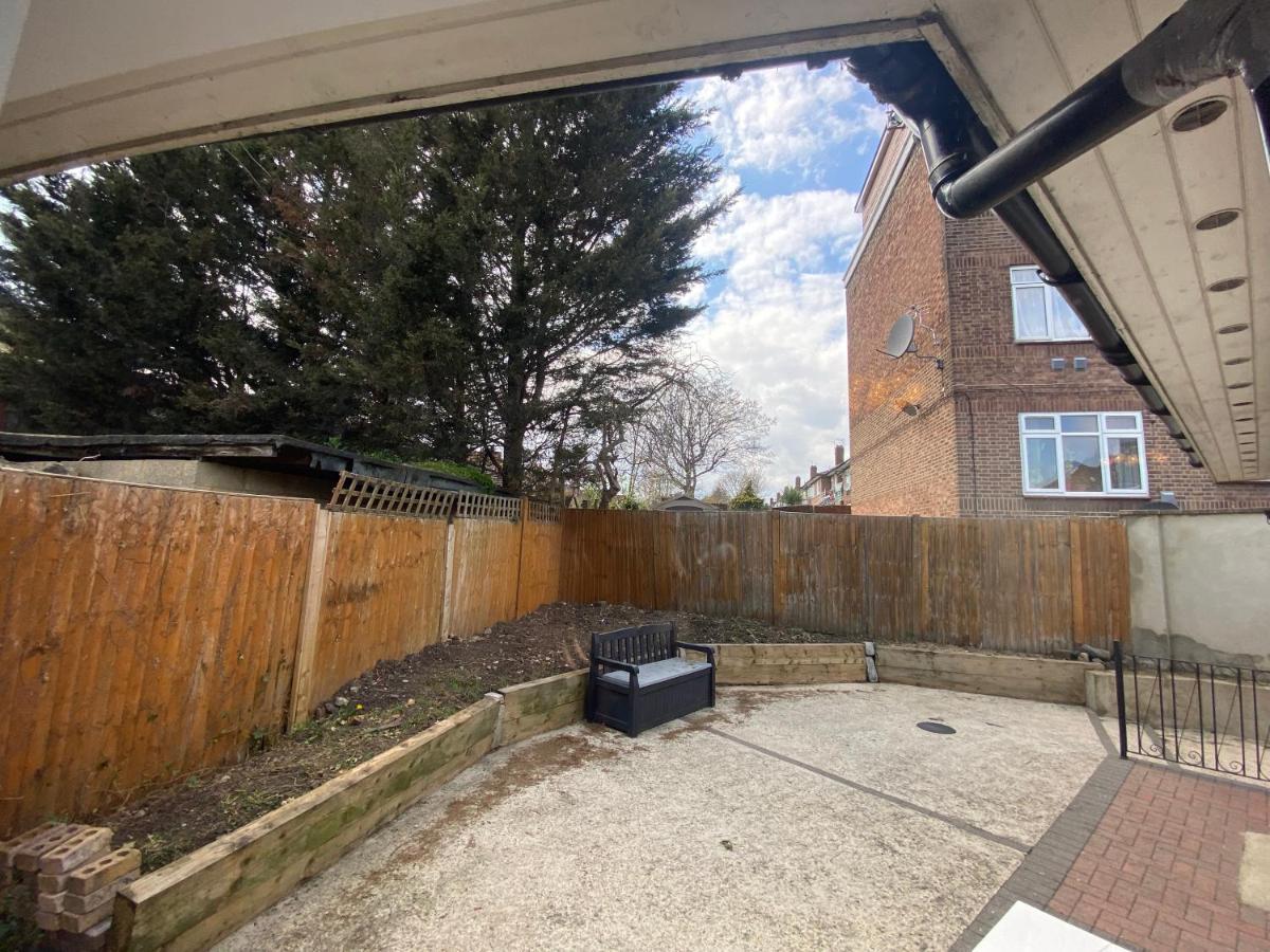 Private House With Free Park For Group Near Wembley Station Villa London Bagian luar foto