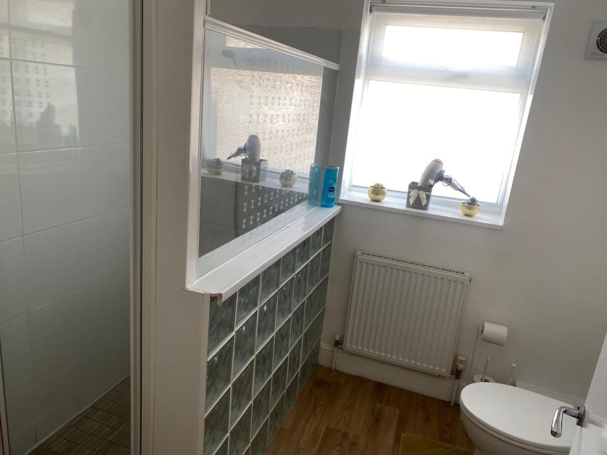 Private House With Free Park For Group Near Wembley Station Villa London Bagian luar foto