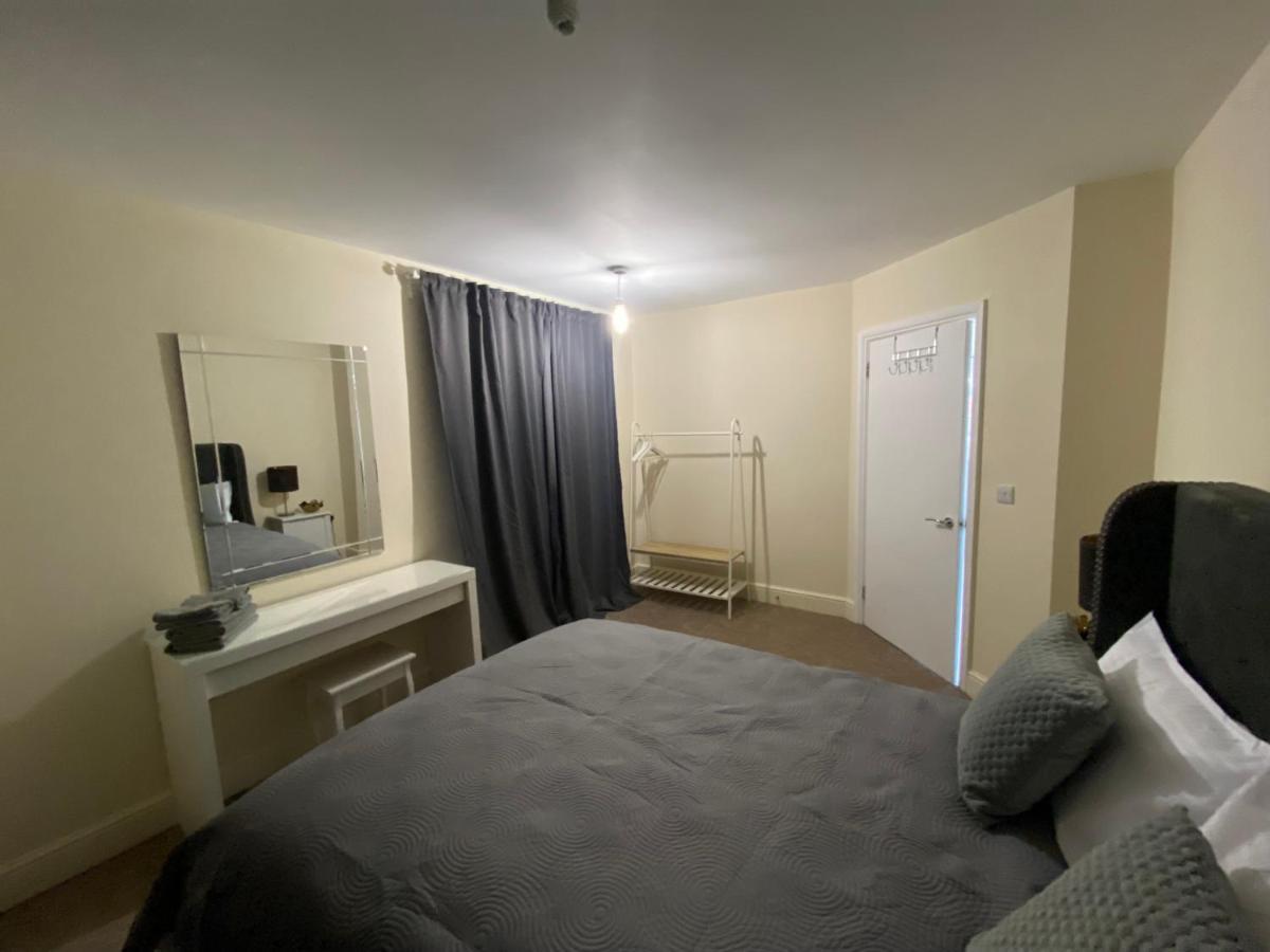 Private House With Free Park For Group Near Wembley Station Villa London Bagian luar foto