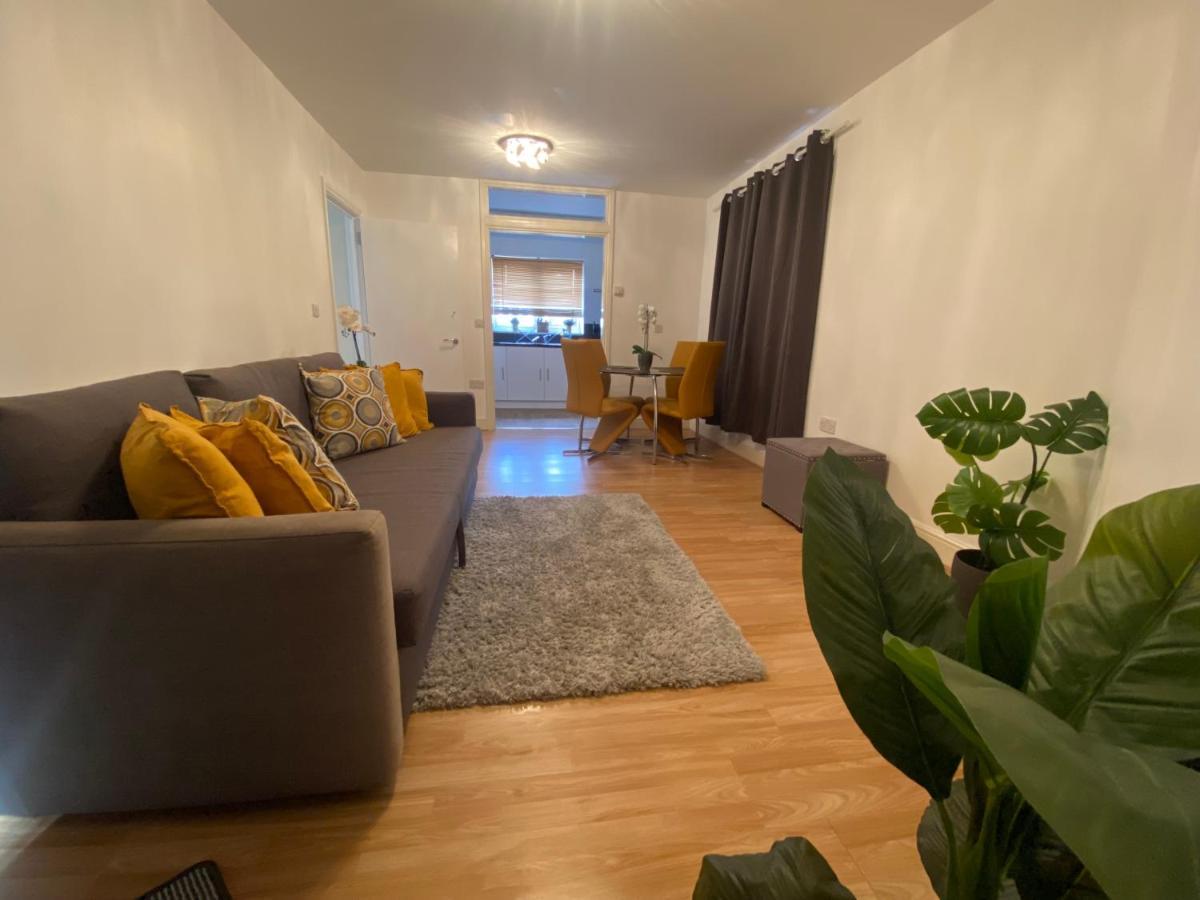 Private House With Free Park For Group Near Wembley Station Villa London Bagian luar foto