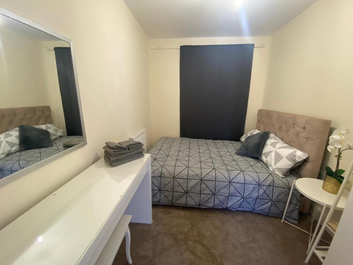 Private House With Free Park For Group Near Wembley Station Villa London Bagian luar foto