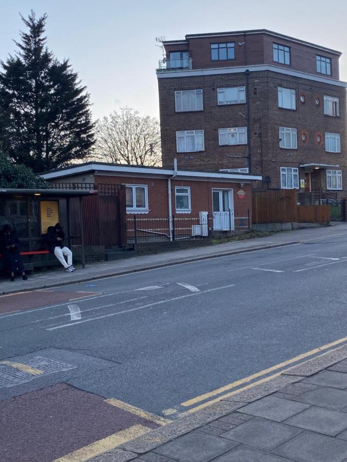 Private House With Free Park For Group Near Wembley Station Villa London Bagian luar foto